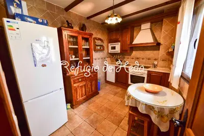 Una cocina o zona de cocina en Casa Rural Refugio de Heda