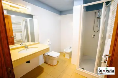 Un baño de Apartamentos Turísticos La Peña