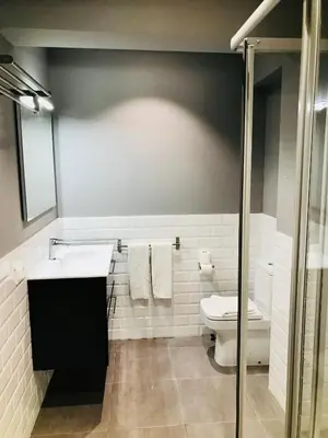 Un baño de Apartamentos Arriba by gaiarooms