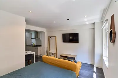 Una televisión o centro de entretenimiento en Apartamentos Arriba by gaiarooms