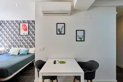 Cama o camas de una habitación en Apartamentos Arriba by gaiarooms