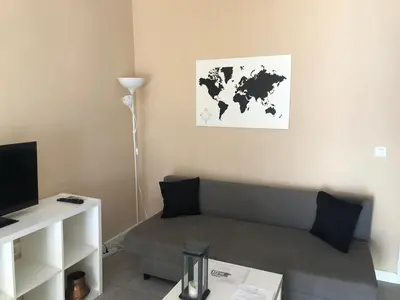 Una televisión o centro de entretenimiento en Damas 3