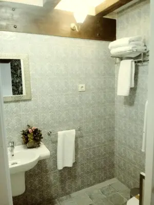 Un baño de La Fonda de Candeleda