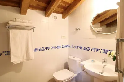 Un baño de La Fonda de Candeleda