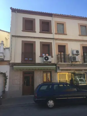 Edificio en el que se encuentra el hostal o pensión