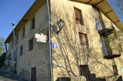 Edificio en el que se encuentra el hostal o pensión
