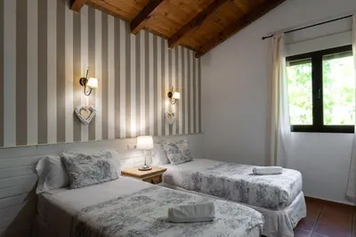 Cama o camas de una habitación en El Manantial Del Fresno - Casas Rurales En Hervás
