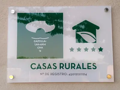 Certificado, premio, señal o documento que está expuesto en Finca Los Pajaros cerca de Puy du fou Toledo