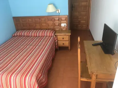Una televisión o centro de entretenimiento en Hotel Hispanidad