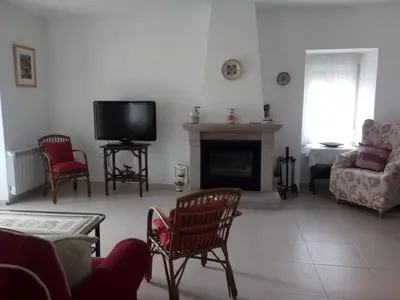Una televisión o centro de entretenimiento en Casa Rural Mimbrero