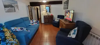 Una televisión o centro de entretenimiento en La Casa de Su