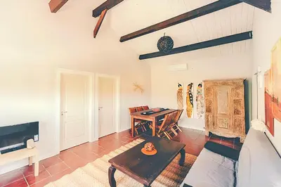 Una televisión o centro de entretenimiento en Welcoming House in Cañamero + Pool