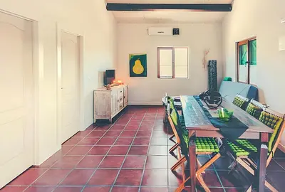 Una televisión o centro de entretenimiento en Cosy house with mountain view