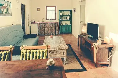 Una televisión o centro de entretenimiento en Charming House Cañamero + Pool