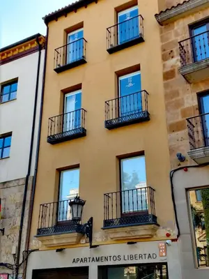 Edificio en el que se encuentra el apartahotel