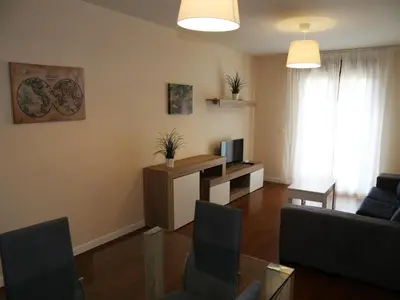 Una televisión o centro de entretenimiento en Apartamentos turisticos Puente Romano Portal 4 Bajo -A