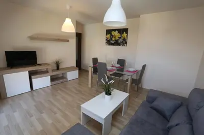 Una televisión o centro de entretenimiento en Apartamento turisticos Puente Romano P3 1-A