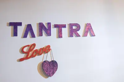 Certificado, premio, señal o documento que está expuesto en Tantra Love