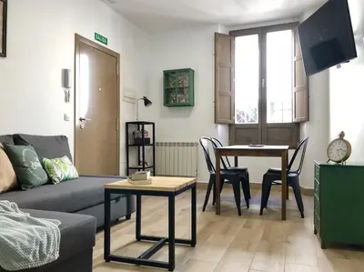 Una televisión o centro de entretenimiento en Caesarina II