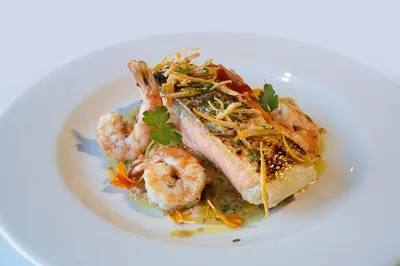 Comida en o cerca de este hotel