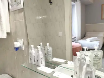 Un baño de Hostal Albero by gaiarooms