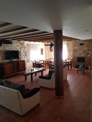 Una televisión o centro de entretenimiento en Casa Rural Aguas del Venero