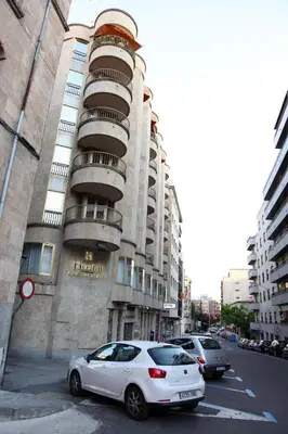 Edificio en el que se encuentra el hostal o pensión
