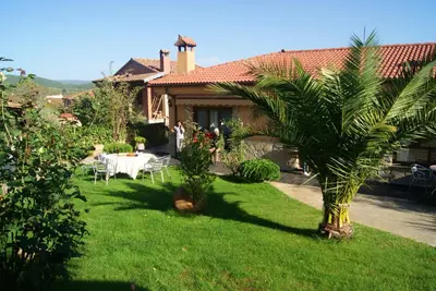 Jardín al aire libre en Comfortable house in Sotoserrano with mountain view