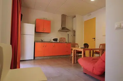 Una cocina o zona de cocina en Apartamentos Villa Vacacional