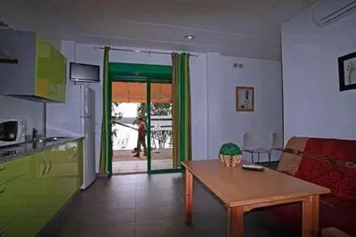 Una cocina o zona de cocina en Apartamentos Villa Vacacional