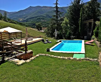 Vista general de una montaña o vista desde the country house