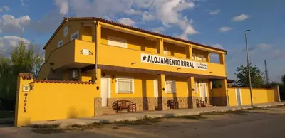 Edificio en el que se encuentra el hostal o pensión