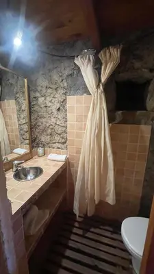 Un baño de Mi Valle Rural