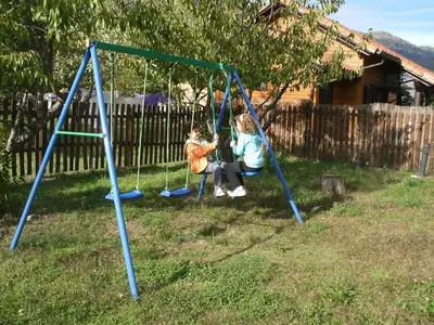 Zona de juegos infantil en Apartamentos Rurales El Rincón del Jerte