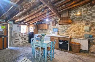 Una cocina o zona de cocina en casa rural La Cuadra