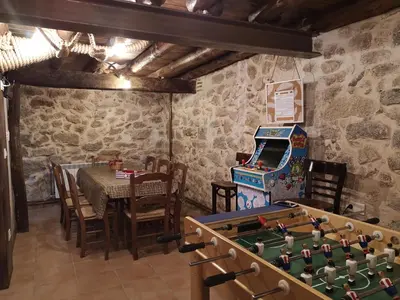 Sala de juegos en La Cantina casas rurales paredes