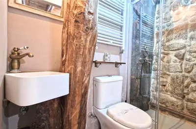 Un baño de La Cantina casas rurales paredes