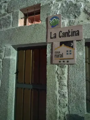 Certificado, premio, señal o documento que está expuesto en La Cantina casas rurales paredes
