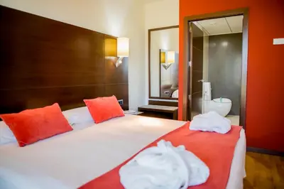 Cama o camas de una habitación en Hospedium Hotel Valles de Gredos Golf