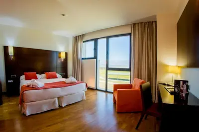 Cama o camas de una habitación en Hospedium Hotel Valles de Gredos Golf