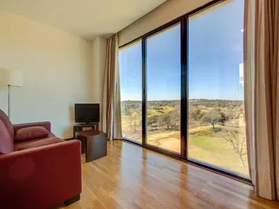 Una televisión o centro de entretenimiento en Hospedium Hotel Valles de Gredos Golf