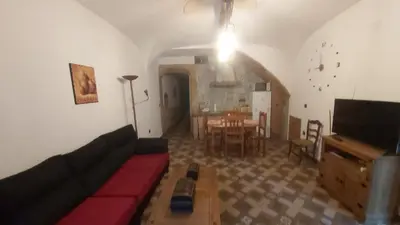 Una televisión o centro de entretenimiento en La casina de Carmina