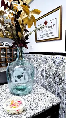 Certificado, premio, señal o documento que está expuesto en Hostal La Rosa