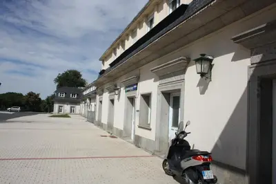 Edificio en el que se encuentra el hostal o pensión