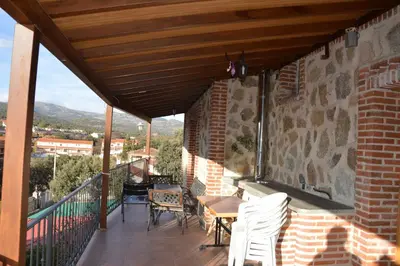 Un balcón o terraza de Chalet Rural en Navaluenga