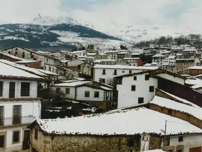 Vista general de una montaña o vista desde el hostal o pensión