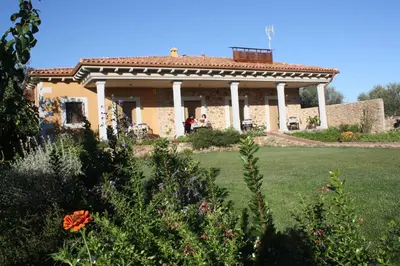 Jardín al aire libre en Apartamentos El Jardín del Poeta