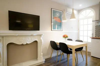Una televisión o centro de entretenimiento en Apartamentos Suites Roma