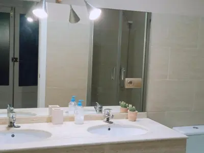 Un baño de Apto La Almena 2 junto a Plaza Mayor,2 habitaciones,parking gratuito