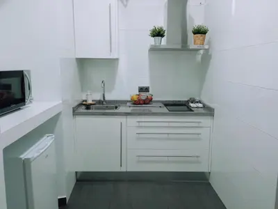 Una cocina o zona de cocina en Apto La Almena 2 junto a Plaza Mayor,2 habitaciones,parking gratuito